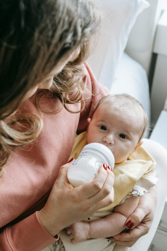 Als je baby ineens minder drinkt: wat kan er aan de hand zijn?