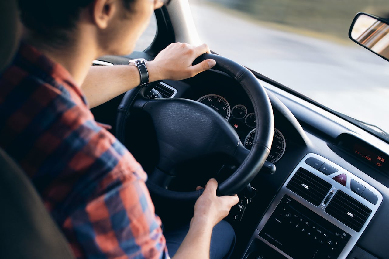 Wanneer mag een kind voorin de auto zitten? Dit zijn de regels