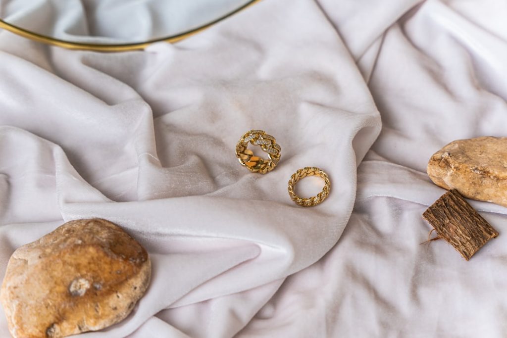 Fris en veilig: alles wat je moet weten over oorbellen schoonmaken